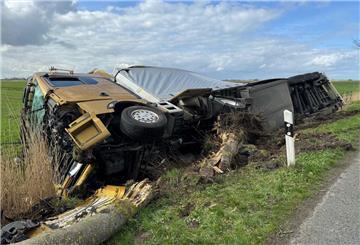 Der Lkw wurde stark beschädigt, der Fahrer kam mit dem Schrecken davon.