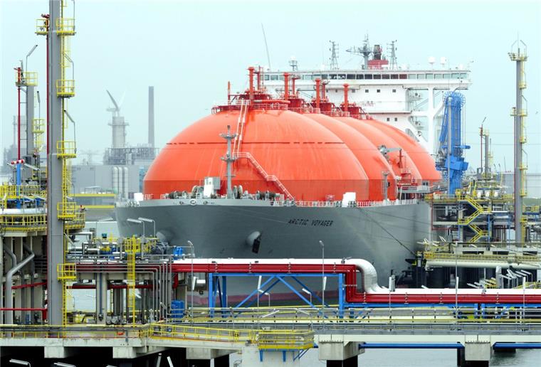 Der LNG-Frachter "Arctic Voyager" liegt im Hafen von Rotterdam. An mehreren Küstenstandorten in Norddeutschland laufen derzeit Planungen für das erste deutsche Importterminal für Flüssigerdgas (LNG).  