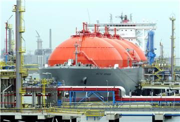 Der LNG-Frachter "Arctic Voyager" liegt im Hafen von Rotterdam. An mehreren Küstenstandorten in Norddeutschland laufen derzeit Planungen für das erste deutsche Importterminal für Flüssigerdgas (LNG).  