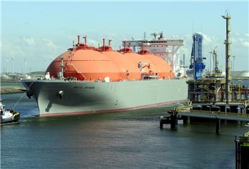 Der LNG-Frachter „Arctic Voyager“ macht auf diesem Foto im Hafen von Rotterdam fest. Etliche solcher Schiffe wird man bald wohl auch von Butjadingen aus zu sehen bekommen.