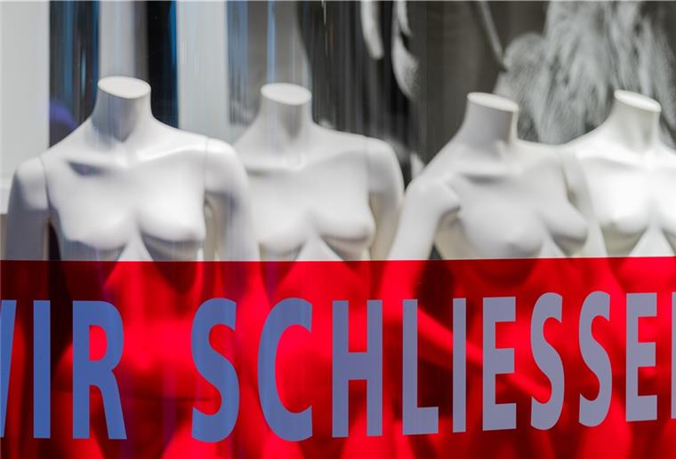 Schriftzug "Wir schließen" im Schaufenster.