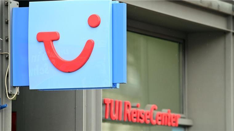 Tui: Starker Reisesommer - Vorsorge wegen möglicher Engpässe Der Logo des Reiseveranstalters TUI hängt neben der Tür zu einem TUI ReiseCenter.