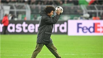 Der Lohn für eine Gala: Karim Adeyemi nahm den Ball nach seinem Dreierpack gegen Celtic Glasgow mit nach Hause.