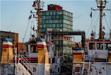 Schiffe liegen im Kieler Seehafen an den Anlegern.
