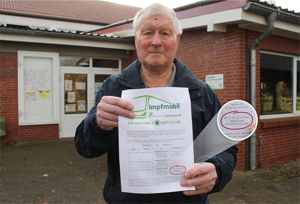 Der Lunestedter Swen Haberkorn mit dem Zettel der Gemeinde, mit dem für die Impfaktion in der Turnhalle geworben wurde. Schon vor Beginn des Anmeldezeitraums (hervorgehoben) waren alle Impftermine vergeben.