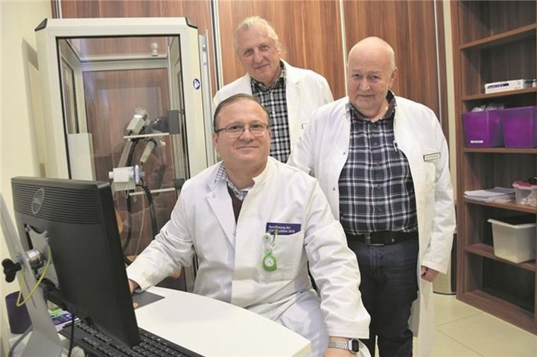 Wesermarsch hat jetzt wieder einen Lungenfacharzt Der Lungenfacharzt Faiq Ehmed (sitzend) an seinem neuen Arbeitsplatz im Medizinischen Versorgungszentrum. Dr. Robert Ceskel (hinten, links) und Dr. Michael Bodammer freuen sich, dass sie den 45-Jährigen für ihre Einrichtung gewinnen konnten.