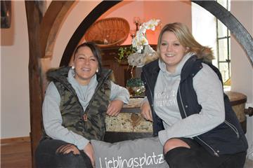 Der Mahlstein soll nicht nur für Pächterin Anika Teske und Mitarbeiterin Maike Seibert der neue Lieblingsplatz in der Hahnenknooper Mühle werden. Auch Gäste können es sich dort bequem machen.