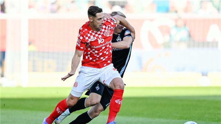 Der Mainzer Abwehrspieler Dominik Kohr (l) verschuldete den Elfmeter zum 1:0 für Bremen.