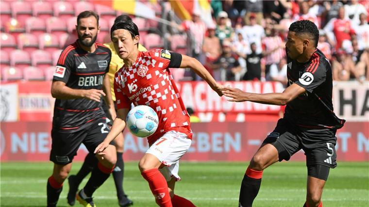 Kein Sieger bei Svensson-Rückkehr nach Mainz Der Mainzer Jae-sung Lee (l) vergab die erste gute Gelegenheit der Partie.