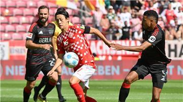 Der Mainzer Jae-sung Lee (l) vergab die erste gute Gelegenheit der Partie.