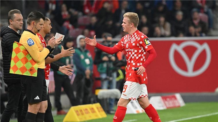 Mainzer Burkardt verletzt - Kein Einsatz gegen Bayern Der Mainzer Jonathan Burkardt (r) musste gegen Gladbach früh ausgewechselt werden und fällt nun länger aus.