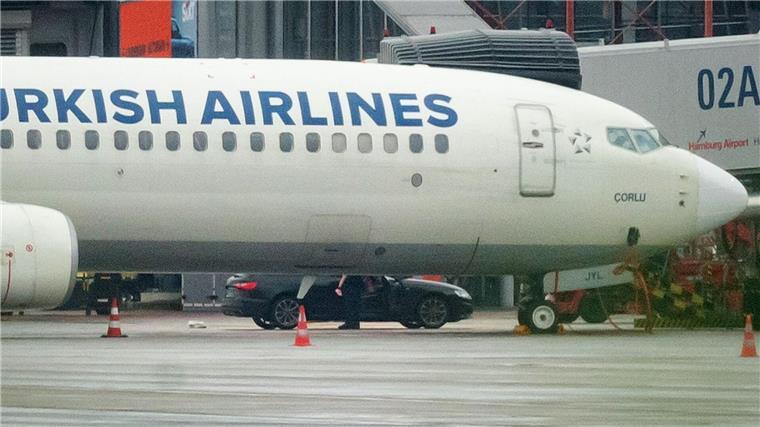 Flughafen-Geiselnehmer rechtskräftig verurteilt Der Mann der mit seiner von ihm entführten Tochter auf das Vorfeld des Hamburger Flughafens gefahren ist, ist rechtskräftig verurteilt. (Archivbild)