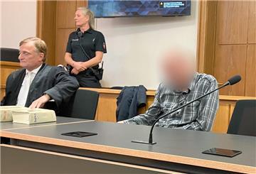 Ein angeklagter Mann sitzt im Gerichtssaal des Landgerichts Oldenburg. 