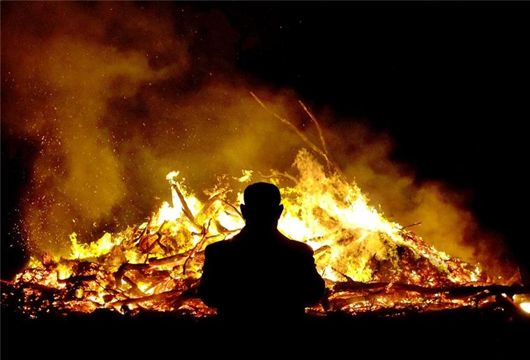 Loxstedt: Feuerwehr weckt schlafende Person neben Lagerfeuer Der Mann hatte den letzten Zug verpasst und wollte sich mit dem Lagerfeuer im Unterholz wärmen (Symbolfoto).
