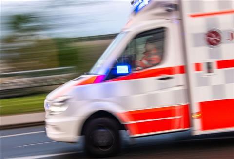 Ein Rettungswagen auf Einsatzfahrt.