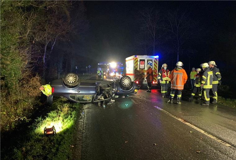 Fahrt endet im Seitengraben: Mann (58) kommt ins Krankenhaus Das Foto zeigt ein auf dem Dach liegendes verunfalltes Auto.