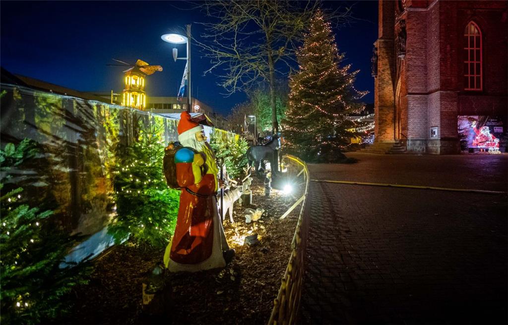 Der Mann mit dem roten Mantel ist auch schon da. So schön wird der Weihnachtsmar...