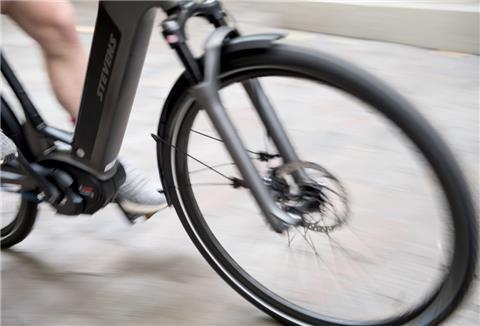 Jemand fährt auf einem E-Bike.