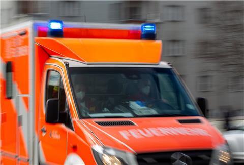 Ein Rettungswagen der Feuerwehr fährt mit Blaulicht.