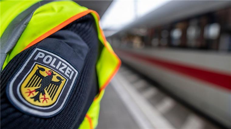 Der Mann war mit seinen Kindern im ICE unterwegs nach Berlin. (Symbolbild)