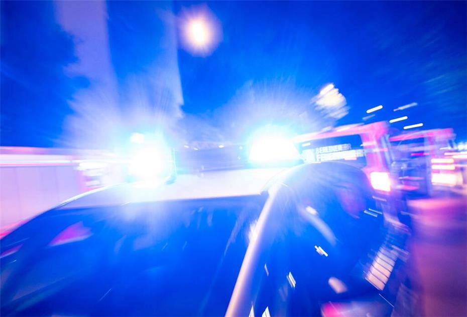 ARCHIV - Ein Streifenwagen der Polizei steht mit Blaulicht an einem Einsatzort.