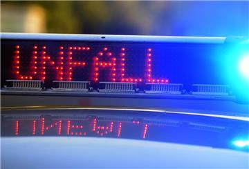 Auf einem Polizeifahrzeug warnt eine Leuchtschrift vor einer Unfallstelle.