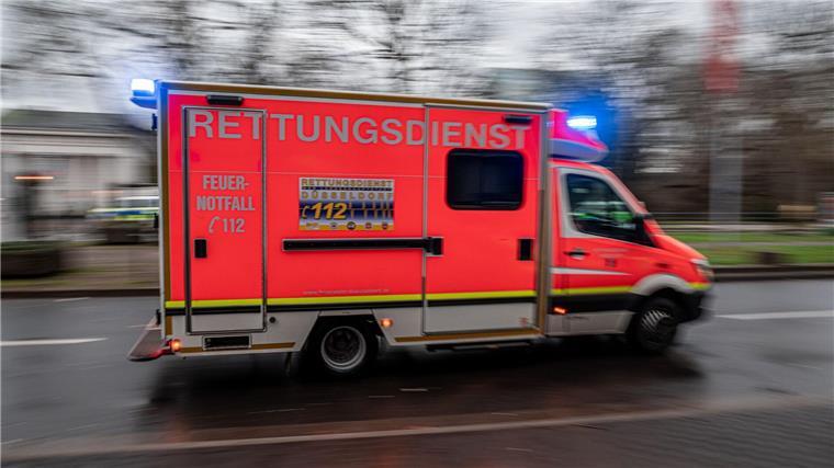 Mann unter Bus eingeklemmt und lebensgefährlich verletzt Der Mann wurde unter dem Bus eingeklemmt und schwer verletzt. (Symbolbild)
