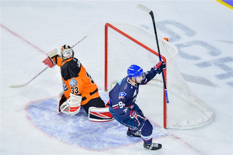 Der Mannheimer Phil Hungerecker jubelt hier über einen Treffer gegen seinen (demnächst) neuen Klub Grizzlys Wolfsburg.
