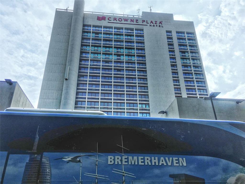 Der Mannschaftsbus am Teamhotel in Antwerpen. Foto: Berlinke