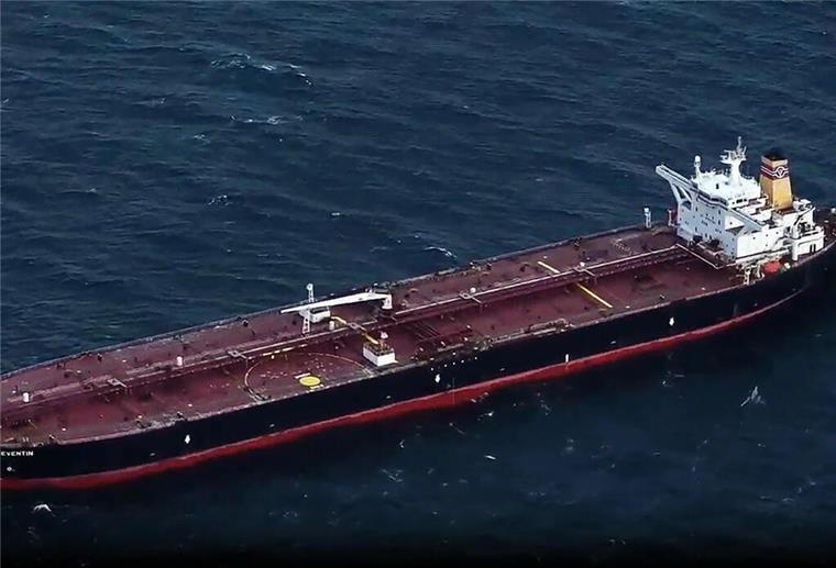 10.01.2025, Mecklenburg-Vorpommern, ---: Blick auf den manövrierunfähigen Öltanker «Eventin» vor der Küste der Insel Rügen. Der unter der Flagge Panamas fahrende Öltanker ist mehrere Stunden manövrierunfähig vor Rügen in der Ostsee getrieben - deutsche Einsatzkräfte sicherten am Nachmittag das Schiff. Die mit 99.000 Tonnen Öl beladene «Eventin» wurde vom Notfallschlepper «Bremen Fighter» an den Haken genommen und soll in einen Hafen geschleppt werden. Foto: Stefan Sauer/dpa +++ dpa-Bildfunk +++
