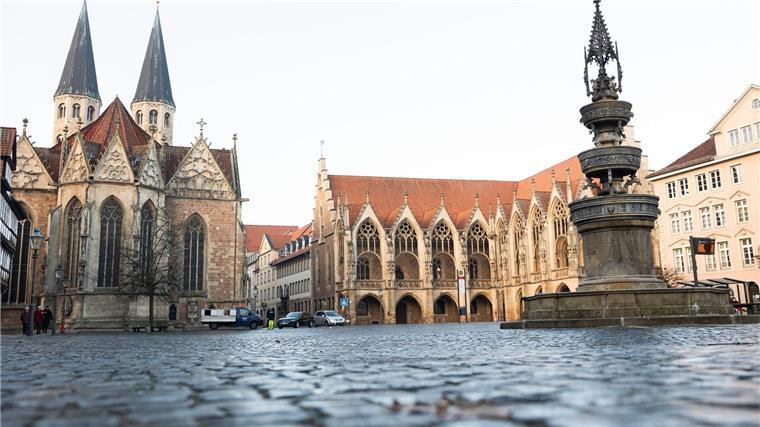 Der Marienbrunnen (r) steht auf dem Altstadtmarkt in der Innenstadt.
