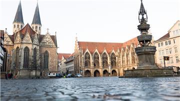 Der Marienbrunnen (r) steht auf dem Altstadtmarkt in der Innenstadt.