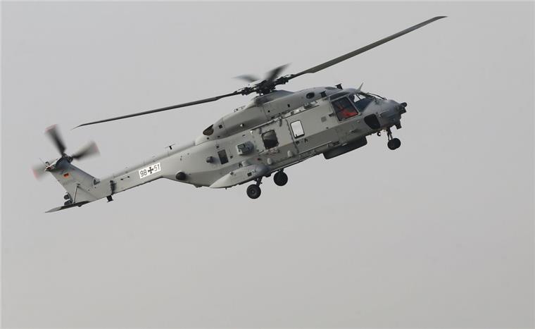 Der Marine-Hubschrauber der Bundeswehr NH90 "Sea Lion" fliegt bei seinem Erstflug über dem Gelände von Airbus Helicopters Deutschland. 