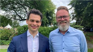 Der maritime Koordinator der Bundesregierung, Christoph Ploß (l), traf in Kiel Schleswig-Holsteins Wirtschaftsminister Claus Ruhe Madsen (CDU).