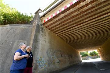 Der marode Tunnel der Bahn in der Schlachthofstraße ärgert Peter und Herdith Schneider.