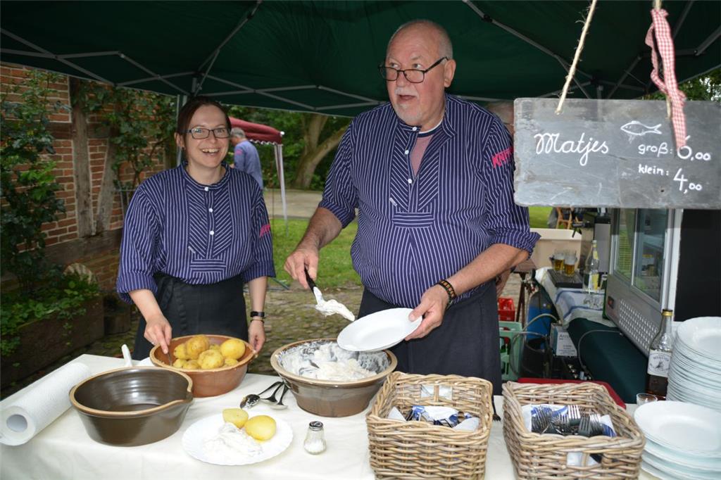 Der Matjes des Verschönerungsvereins gehört beim Seefest einfach dazu. Melanie P...