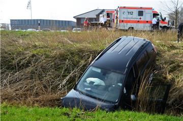 Der Mazda einer 30-jährigen Autofahrerin aus Land Hadeln landete nach dem Unfall im Wassergraben.