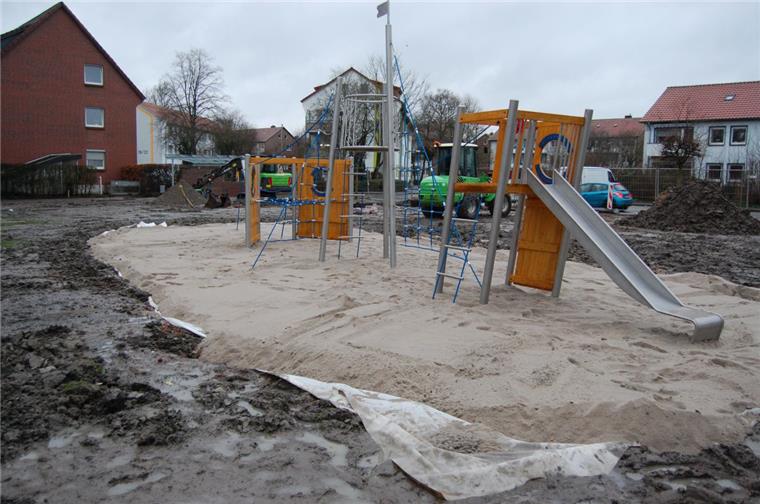 Der Mehrgenerationenplatz ist im Werden, ein Spielschiff für Kinder wurde schon aufgebaut. 