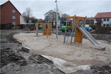 Der Mehrgenerationenplatz ist im Werden, ein Spielschiff für Kinder wurde schon aufgebaut. 