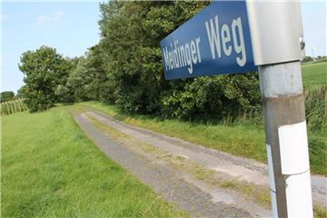 Der Meidinger Weg in Butjadingen ist zum Teil bereits stark beschädigt. Eine Stelle hat der Bauhof inzwischen mit Schotter ausgebessert.