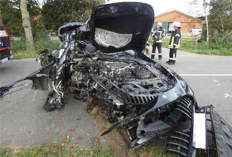 Überholmanöver geht schief: Luxus-Sportwagen kracht bei Hagen gegen Baum Ein zerstörter Mercedes nach einem Unfall.