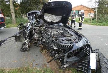 Ein zerstörter Mercedes nach einem Unfall.