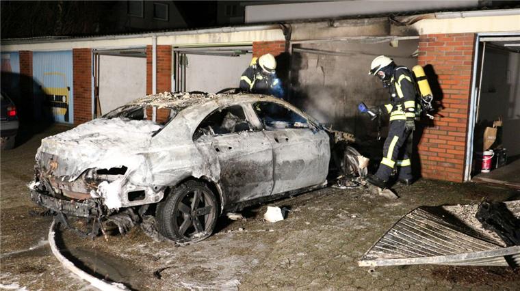 Der Mercedes in der Langener Garage ist völlig ausgebrannt.