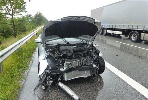 Der Mercedes ist jetzt ein Totalschaden.