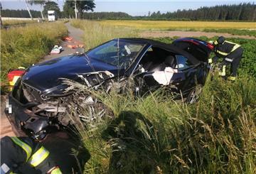 Der Mercedes wurde bei dem Unfall total beschädigt, der Gesamtschaden wird auf ca. 20.000 Euro geschätzt.