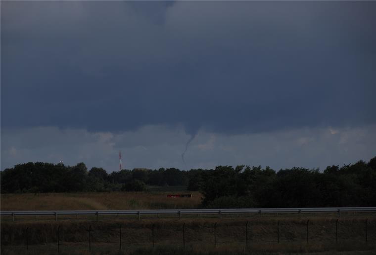Nordholz: Tornado überm Cuxland? Der Meteorologe bestätigt: Bei dieser Aufnahme handelt es sich wohl um einen Tornado oder - falls er nicht komplett bis zum Boden reicht - um eine Trichterwolke.