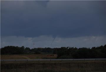 Der Meteorologe bestätigt: Bei dieser Aufnahme handelt es sich wohl um einen Tornado oder - falls er nicht komplett bis zum Boden reicht - um eine Trichterwolke.