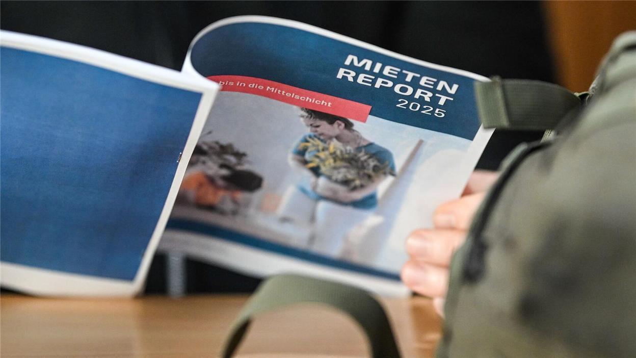Ein junger Mann liest im „Mietenreport 2025 „Wohnungskrise bis in die Mittelschicht“ des Deutschen Mieterbundes. 
