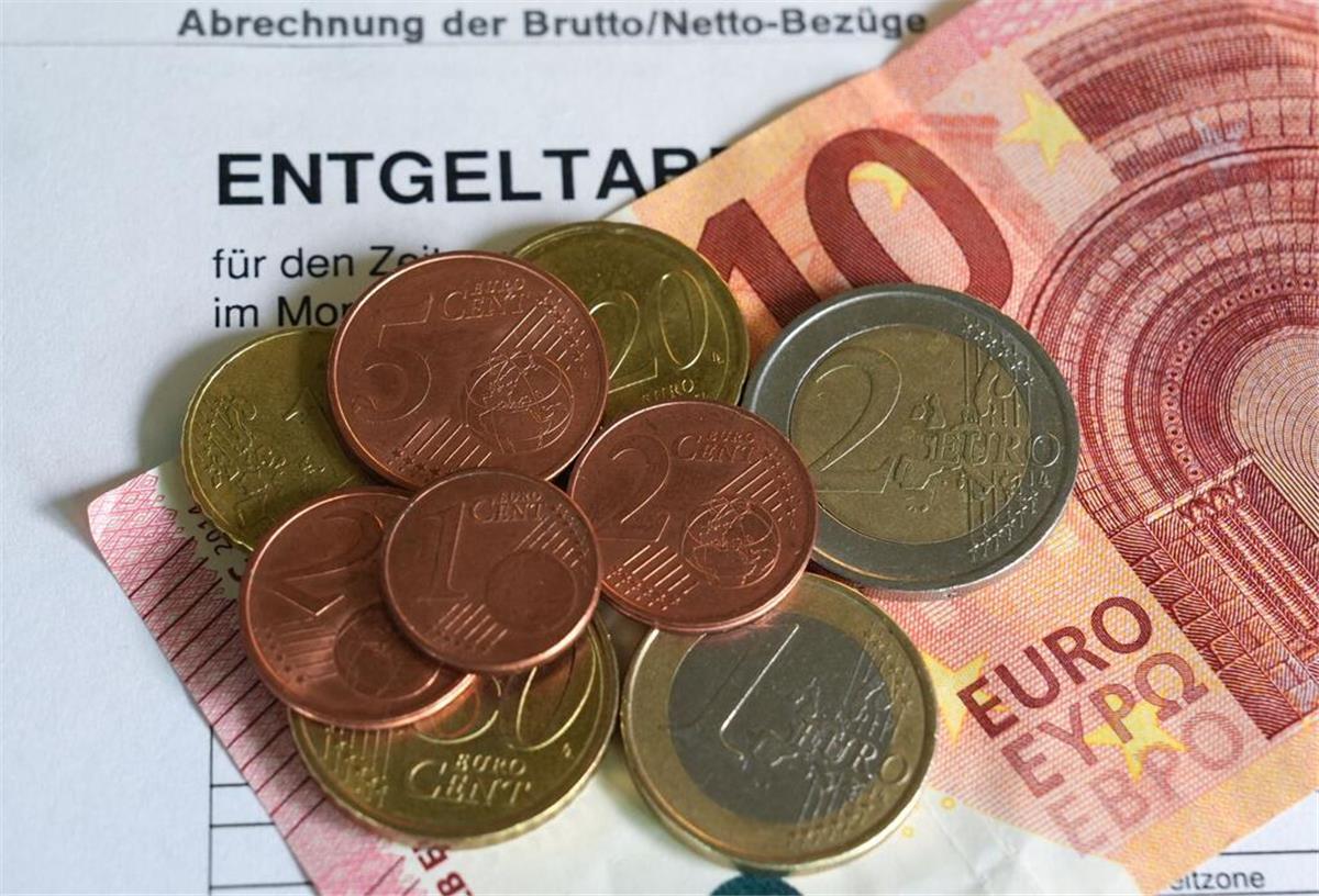 Millionen Arbeitnehmer profitieren! Neue Mindestlohn-Regel kommt 2026 Euro- und Centmünzen liegen auf einem 10-Euro-Schein und bilden den kommneden Mindestlohn von 13,90 Euro. Der Mindestlohn in Deutschland soll in zwei Stufen steigen: Anfang kommenden Jahres auf 13,90 Euro, Anfang 2027 auf 14,60 Euro. Dabon würden rund 6,6 Millionen Arbeitnehmer profitieren.