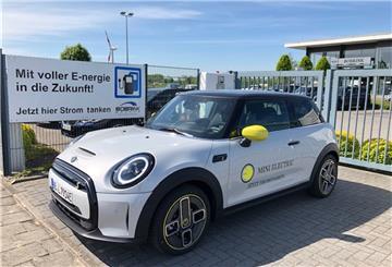 Der MINI Cooper SE steht bereit für eine Probezeit.